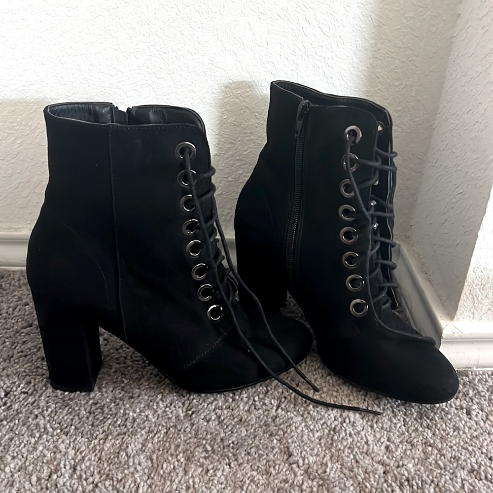 Heeled black boots